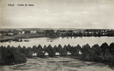 Vy mot Öster över Växjösjön, ca 1900. Fotot är taget från taket på Växjö högre allmänna läroverk, med skolgården i förgrunden. I övre högra hörnet skymtar dåv. Växjö hospital (S:t Sigfrid).