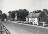 Gamla Östervägen (Ingelstadsvägen), Öster, ca 1955. I bakgrunden skymtar en del av S:t Anne gärdes 
nybyggda hyreshus och en del av Östregårdsskolan.