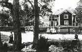 Huvudbyggnaden på Kvarnhagen, Växjö, ca 1910. Några barn (ägarens familj ?) betraktar fotografen.