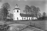 Pjätteryds kyrka. Den 26 september 1841 invigde kontraktsprosten Petrus Granstrand den nya kyrkan i Pjätteryd. Förspelet till det nya kyrkbygget hade varit mycket stormigt. Redan 1816 hade den gamla medeltida träkyrkan dömts ut. 
Men på grund av motsättningar hade inget hänt tills biskop Esaias Tegnér ingrep 1830 och resolut ställde kravet att en kyrkobyggnad skall vara i värdigt skick. Den nya kyrkan började byggas 1833 av byggmästare L. Carlsson, Sölvesborg efter ritningar av arkitekt Samuel Enander. Det blev en tidstypisk ljus och rymlig kyrka i empirestil.