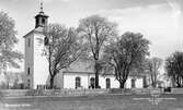 Skatelövs kyrka. Nuvarande kyrkan uppfördes 1820-1821 och ersatte en medeltida stenkyrka som låg några hundra meter bort på den gamla kyrkplatsen. Kyrkan invigdes 24 juni 1825 av biskop Esaias Tegnér. 
Kyrkan är tidstypiskt uppförd i nyklassicistisk stil efter ritningar av arkitekt Axel Almfelt.