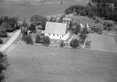 Sjösås gamla kyrka. Den allra tidigaste kyrkobyggnaden i Sjösås var troligen en stavkyrka med en sakristia av sten uppförd under 1100-talet. Stavkyrkan ersattes under 1200-talet av en kyrka i liggtimmer. När den nuvarande stenkyrkan byggdes behöll man sakristian som således utgör kyrkans äldsta del. Den sengotiska salkyrkotypen med avsaknad av kor absid , som präglar kyrkan tyder på att den uppförts under 1400-talets senare del. Kyrkan erhöll en brant takresning täckt av spån. Ett vapenhus byggdes 1732 vid nordportalen. Vid det omfattande renoveringsarbetet 1773 - 1775 som gav kyrkan sitt nuvarande utseende flyttades vapenhuset till den nya ingången på västsidan.
När den nya kyrkan stod färdig i Viås by övergavs medeltidskyrkan. Den hotades av förfall men räddades bland andra av ortens hembygdsförening. 1943-1944 genomfördes en grundlig restaurering under ledning av arkitekt Paul Boberg, Växjö, och kyrkan togs åter i bruk.