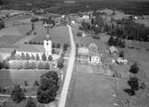 Sjösås nya kyrka. Carl-Gustaf Blom-Carlsson vid Överintendentsämbetet utarbetade 1851 ett ritningsförslag till en kyrkobyggnad empirestil för Sjösås församling.
Det dröjde dock nio år innan bygget kom i gång på grund av oenighet om vilken sida av byvägen i Viås kyrkan skulle byggas. 1860 påbörjades arbetet under ledning av byggmästare Sven Nilsson från Torsås och murarmästare P Olsson från Uråsa. 1865 var kyrkan färdig.
Den första gudstjänsten hölls den 13 augusti samma år av bygdens son, teologie doktor Pehr Sjöbring, Kalmar, medan invigningen förättades den 10 september av biskop Henrik Gustaf Hultman.