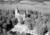 Teleborgs slott med Trummen i bakgrunde. Greve Fredrik Bonde af Björnö  (1842-1909) lät bygga Teleborgs slott som morgongåva till sin unga hustru Anna Koskull (1868-1917). Slottet var inflyttningsklart år 1900. 
Som förebild för Teleborg togs senmedeltida och ungrenässansslott från Frankrike och Tyskland.
Fredrik Bonde avled redan 1909 och hustrun åtta år senare. Teleborg tillföll då grevens brorson, kammarherren greve Christer Bonde af Björnö (1869-1956).