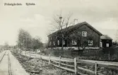 Prästgården, Sjösås, ca 1905. Smalspåret till Hultsfred syns till vänster.
