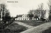 Böksholms herrgård, Drev, ca 1905. I trevägskorsningen står till vänster ett monument, en obelisk med urna. Den är uppförd 1854 av tacksamma arbetare. Inskriptionen lyder: ”Minne av en rättvis man god husbonde hofmarskalken riddaren af kongl.
Nordstierneorden högvälborne Grefve Gustav Hamilton”.