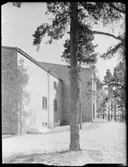 KYRKA I STORVIK
EXT. OCH INT.