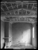 KYRKA I STORVIK
EXT. OCH INT.