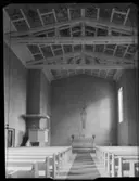 KYRKA I STORVIK
EXT. OCH INT.