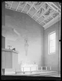 KYRKA I STORVIK
EXT. OCH INT.