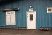 Anslagstavla och dörr till omklädningsrum vid Åbyvallen, som har adressen Idrottsvägen 3 i Åby, Mölndal, den 11 oktober 2016.