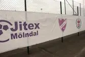 Banderoll som hänger på stängsel till Åbyvallen, som har adressen Idrottsvägen 3 i Åby, Mölndal, den 11 oktober 2016. Banderollen visar tre mölndalsfotbollslags märken. Jitex BK, Fässbergs IF samt Mölndal Fotboll.