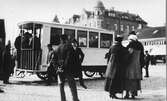 Borås första Omnibuss, som startade trafiken den 20 mars år 1921 under direktör Hugo Lillhage. Rutten var Stora Torget - Regementet - Stora Torget och priset var 30 öre per person och tur.