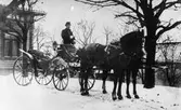 Hästdroska utanför dir. Robert Åkerlunds villa år 1897.