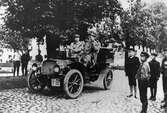 Borås första taxibil, P 18, fotograferad på Allégatan i början på 1910-talet.