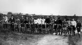 Cykelentusiaster omkring år 1920. Från vänster nr. 4 Karlsson (stenhuggarn), nr 5 Gösta Welke, nr 6 Lundqvist, nr 8 Artur Håkansson och nr 10 Pelle Börjesson. Bilden är tagen i närheten av Bäckeskog.