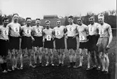 Aktiva medlemmar i idrottsklubben Ymer i början av 1920-talet. Fr.v. nr.3 Arvid Isaksson, nr.4 Nils Nejdermark, nr.5 Roland Löv, nr.8 Harry Spets och nr.9 Yngve Svensson. Fotot är taget på Ramnavallen