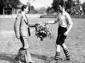 Sven Jonasson, Sveriges legendariske landslagscenter under många år som här emottar en hyllning av drätselkammarens ordförande Robert Nilsson vid Ramnavallen på 30-talet