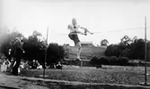 Från en idrottstävling vid gamla idrottsplatsen i Ramnaparken på 1920-talet.