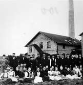 Arbetare vid Manufaktur AB Svea vid sekelskiftet. År 1928 sammanslogs fabriken med Kilsunds AB.