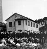 Arbetare vid Manufaktur AB Svea vid sekelskiftet. År 1928 sammanslogs fabriken med Kilsunds AB.