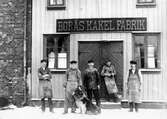 Borås Kakelfabrik Vid Norrby Långgata. Ägaren hette G.T. Gustafsson. Kakelugnsmakaren som står på trappsteget är Albert Pettersson. S:t Bernardshunden hette Max omkr. år 1910.