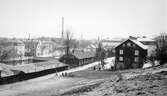 Kvarteret Guldfisken vid Sven Eriksonsgatan med gamla Fattighuset. Byggnaden t.h. inrymde Pantbanken. Foto från omkring 1925.