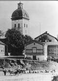 Uppförandet av Borås Tidnings nybyggnad t.v. vid Nybroplan har påbörjats år 1902.