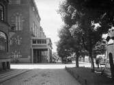 Yxhammarsgatan mot väster med Stadshotellets sommarveranda i kvarteret Bachus t.v. på 1930-talet.