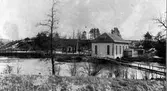 Ålgården med den gamla kvarnbyggnaden från 1600-talet blev pumpstation på 1800-talet och Roland Kempe museum år 1960. Foto från 1920-talet.