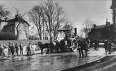 Gatuarbete med ångvält vid Stationsgatan år 1920 och med Tekniska Skolan i bakgrunden. T.v. som nr.3 står dåvarande arbetsinspektören vid Byggnadskontoret, Otto Bergqvist.