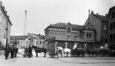 En historisk parad av brandkåren utanför den gamla Brandstationen vid Hallbergsgatan sett från Torggatan vid tiden omkring år 1925.