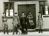 Borås Kakelfabrik vid Norrby Långgata. Ägaren hette G.T. Gustafsson. Längst t.v. Ture Gustafsson och på trappsteget kakelugnsmakaren Albert Pettersson. S:t Bernhardshunden hette Max. Året omkr. 1920.