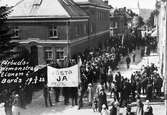 En bild från Förbudsomröstningen år 1922, där nykterhetsanhängare samlas till demonstration vid ordenshuset på Sturegatan den 6:e augusti år 1922.