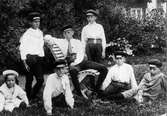 Foto taget vid Palmelund 7 år 1916. Fr.v. Ernst Larsson, Artur Larsson, Robert Borg, Eric Magnusson, Holger Johansson, Hans Borg och Karl Johansson.