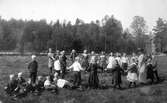 En skolklass från Norrbyskolan på en vårutflykt omkring år 1912-1913, med lärarinnan Emma Lagerqvist.