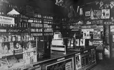 Interiör från en speceri- och diversehandel vid sekelskiftet.