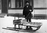 Fiskhandlare Gustaf Linus Gustafsson fotograferad vid Palmelundsgatan en vinterdag år 1908.
