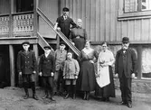 Palmelund 1 vid Norrby Långgata 11. Fr.v. Hans Borg, Evert Johansson, Robert Borg, Gösta Åman, Anna Höglund-Olsson och Hilma Johansson. På trappan står Axel och Mariana Svedberg. Foto taget år 1918.