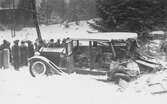 Alfredssons bussar. Ett expresståg kör på Alfredssons buss i svår snöyra lördagen den 12 mars 1932.