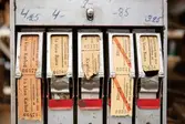 Kulturlagret. Vänersborgs museums magasin. Detalj av biljettapparat, Trollhättans bad- och tvättcentral