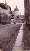 Lilla Kyrkogatan mot Stora Torget med Obelisken år 1896.