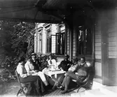 Samling på Terassen vid villa Annelund.