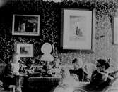 Syskonen Odencrants i mammas rum i villa Annelund år 1892. Gerard, Elin, Gertrud, Arvid. Olof i mamma Leonores knä.