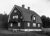 Trädgårdsmästarns hus (nybyggt) vid villa Annelund. Ritat av Bror Hertzman, färdigt 1912. Trädgårdsmästaren bodde i en del av huset under många år, resten av huset användes som gästrum av familjen Odencrants. Efter Leonores död 1946 bodde Elin där.