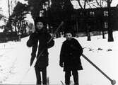 Gerard och Olof Odencrants på skidor vid Annelund.