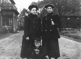 Karin, Elin och Olof i trädgården vid villa Annelund år 1899.