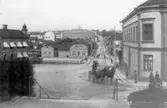 Stora Brogatan år 1901 sedd från Tekniska Skolans trappa. I huset t.h. fanns senare Molanders Konditori och idag Kafé Kvarnen.