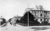 Österlånggatan mot norr i korsningen med dåvarande Södra Staketgatan (idag Fabriksgatan) omkring år 1910. Till höger Flickskolan, senare bl.a. Yrkesskola, Siriusskolan, och Föreningen Tåget.