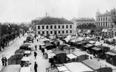 Stora Torget med marknadsstånd omkring år 1900. I fonden gamla rådhuset, där idag Handelsbanken ligger. Vårt nuvarande Rådhus uppfördes år 1910.